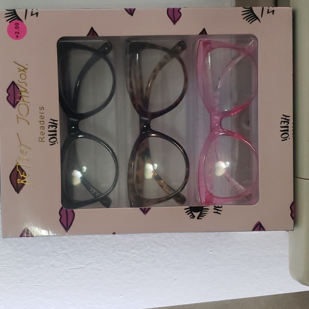 BETSEY JOHNSON READERS +200